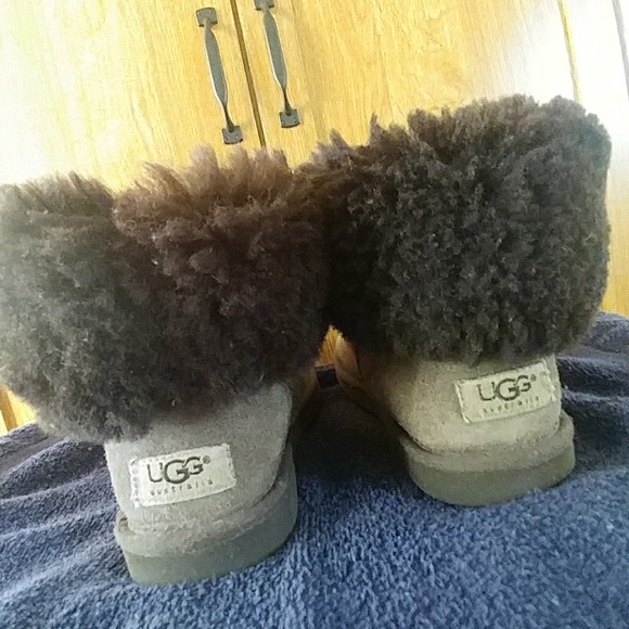 Authentic UGG Chocolate Cls Short Boots sz7 - Picture 6 of 6